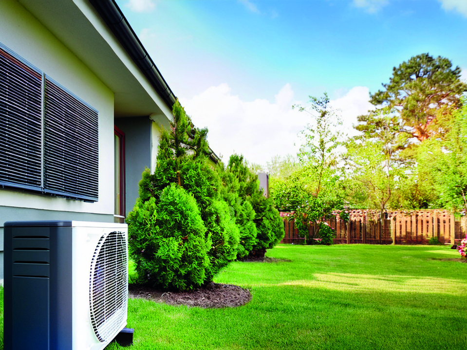 Wärmepumpe vor einen Haus mit dem Slogan "Zukunft steuern – mit § 14a EnWG
Entlastet das Stromnetz, bringt Vorteile für Sie – das ändert sich bei Wallbox, Wärmepumpe & Co."