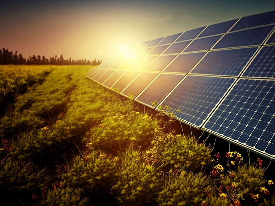 Solar-Anlage auf einen Feld, die Sonne scheint 