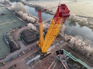 Der anschließendeDer 800-Tonnen-Raupenkran von Liebherr vom Typ LR 1800-1.0, einem der weltweit stärksten Industrie-Kräne seiner Art, wird die Brücke über den Ruderkanal hängen.